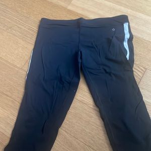 Lulelemon- crop 21” seam, “wunder under” material, low rise , no pockets